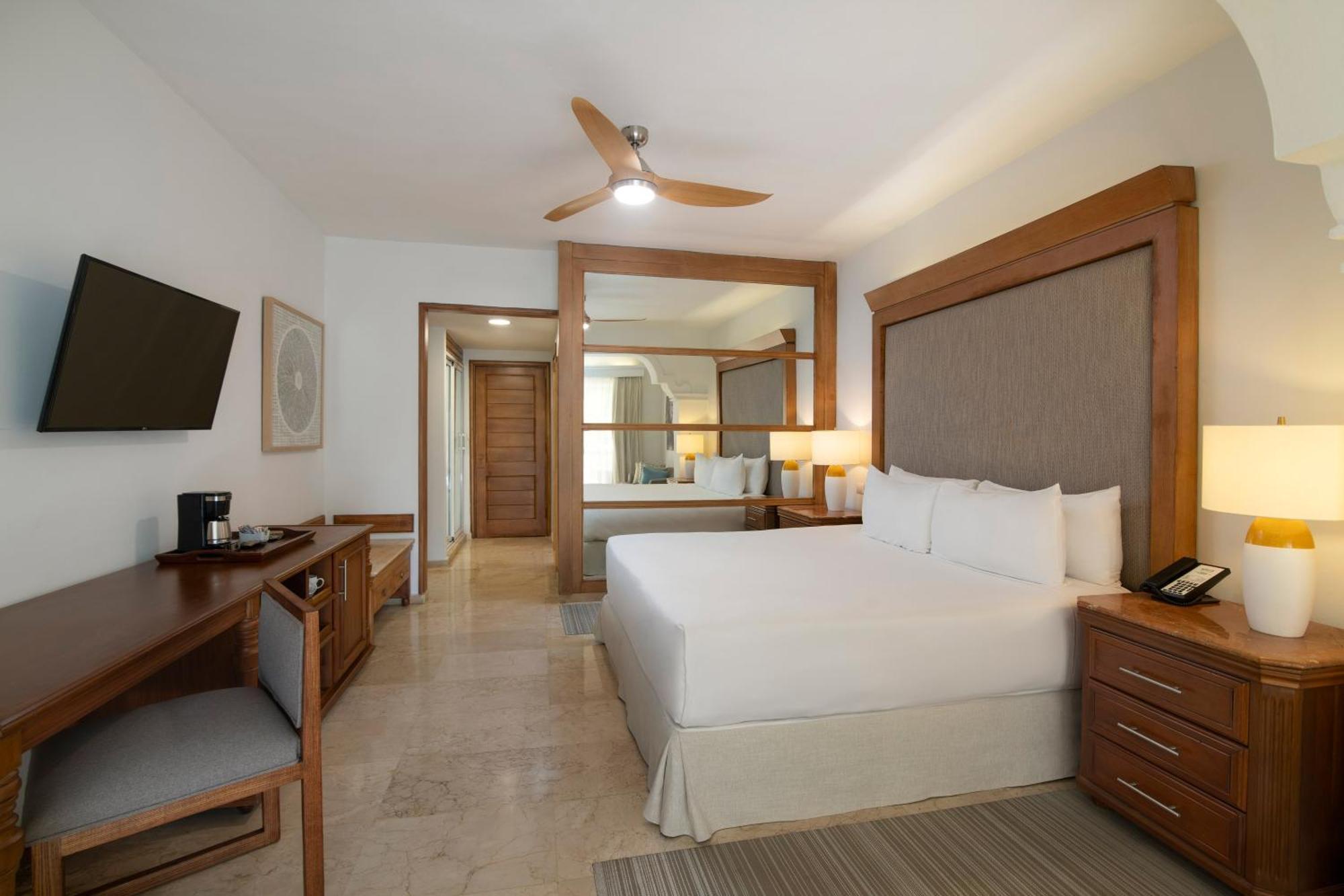 Melia Caribe Beach Resort Punta Cana Exterior foto A bedroom at the Hyatt Regency Acapulco